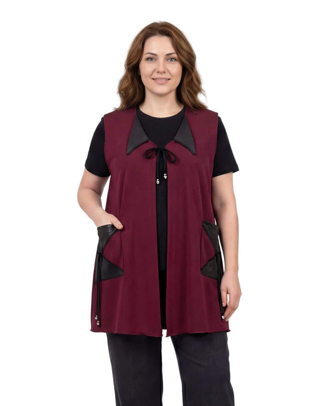 Εβαζέ μπορντό γιλέκο με λεπτομέρειες δερματίνης σε μεγάλα μεγέθη. Ολόσωμη λήψη σε λευκό φόντο που αναδεικνύει τις τσέπες και το δέσιμο στο λαιμό.