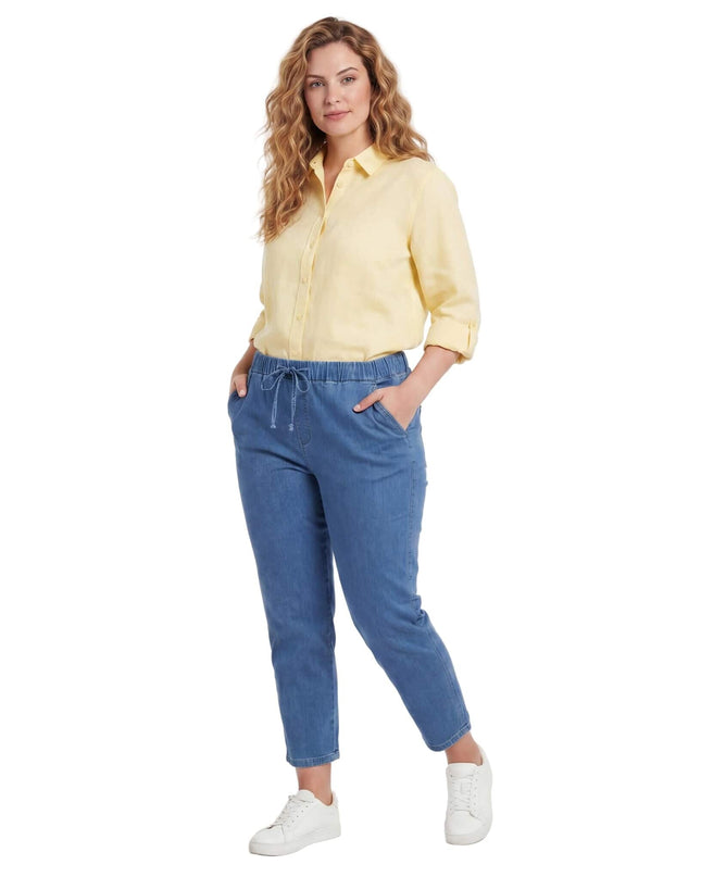 Γαλάζιο ελαστικό τζιν παντελόνι plus size σε ίσια γραμμή, με λάστιχο και κορδόνι στη μέση. Ολόσωμη λήψη μπροστά σε λευκό φόντο.