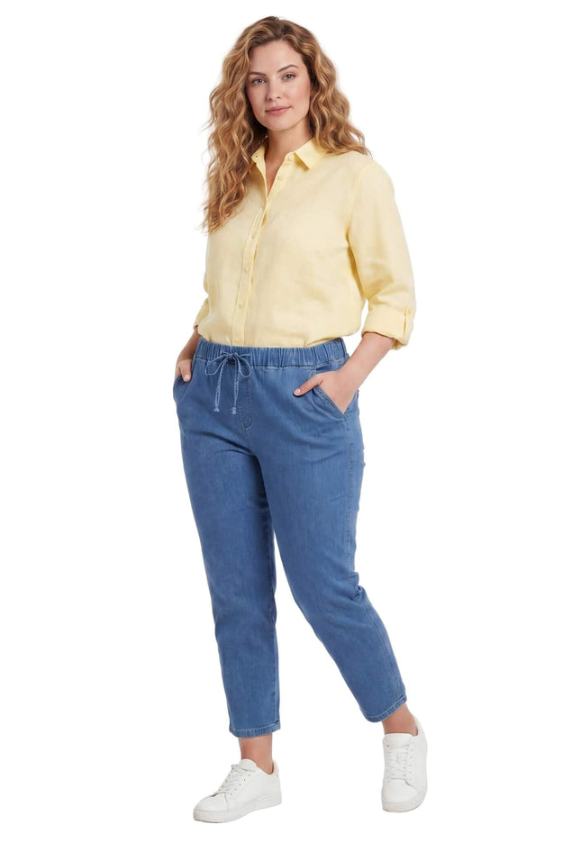 Γαλάζιο ελαστικό τζιν παντελόνι plus size σε ίσια γραμμή, με λάστιχο και κορδόνι στη μέση. Ολόσωμη λήψη μπροστά σε λευκό φόντο.