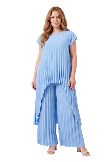 Γαλάζιο επίσημο σετ plus size με πλισέ τουνίκ και παντελόνα. Ολόσωμη λήψη σε λευκό φόντο, όπου διακρίνεται η ασύμμετρη γραμμή και το φαρδύ μπατζάκι.