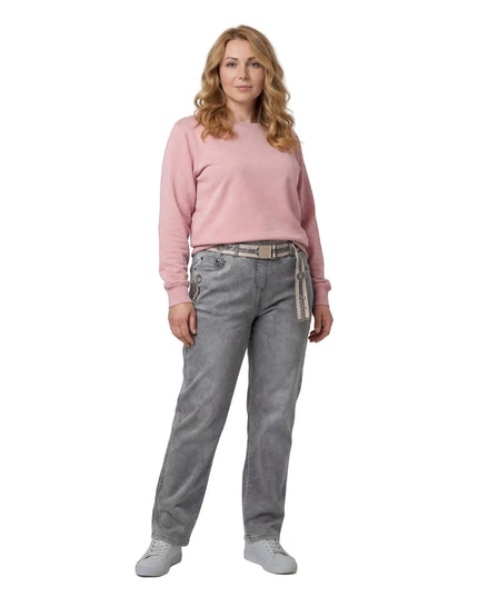 Γυναικείο γκρι καθημερινό τζιν παντελόνι μεγάλα μεγέθη σε ίσια γραμμή. Ολόσωμη λήψη που αναδεικνύει την εφαρμογή και την υφασμάτινη ζώνη στη μέση.