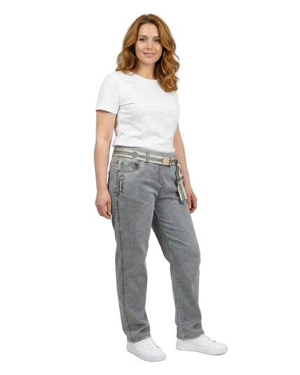 Γκρι καθημερινό τζιν παντελόνι σε μεγάλα μεγέθη και ίσια γραμμή, φορεμένο με υφασμάτινη ζώνη. Ολόσωμη πλαϊνή λήψη της σιλουέτας σε λευκό φόντο.