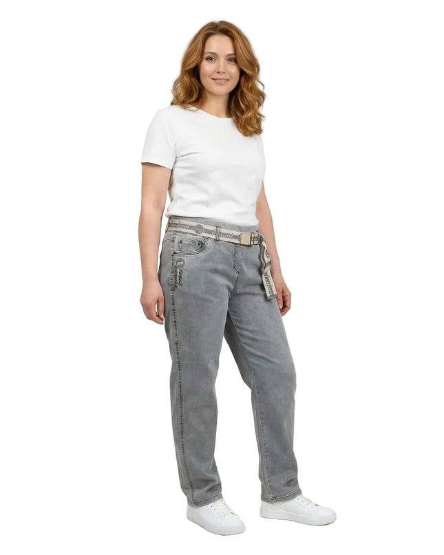 Γκρι καθημερινό τζιν παντελόνι σε μεγάλα μεγέθη και ίσια γραμμή, φορεμένο με υφασμάτινη ζώνη. Ολόσωμη πλαϊνή λήψη της σιλουέτας σε λευκό φόντο.