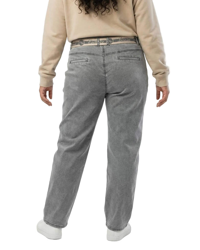 Πίσω όψη από γκρι καθημερινό τζιν παντελόνι μεγάλα μεγέθη σε ίσια γραμμή, με διακοσμητικές πίσω τσέπες και υφασμάτινη ζώνη σε λευκό φόντο.