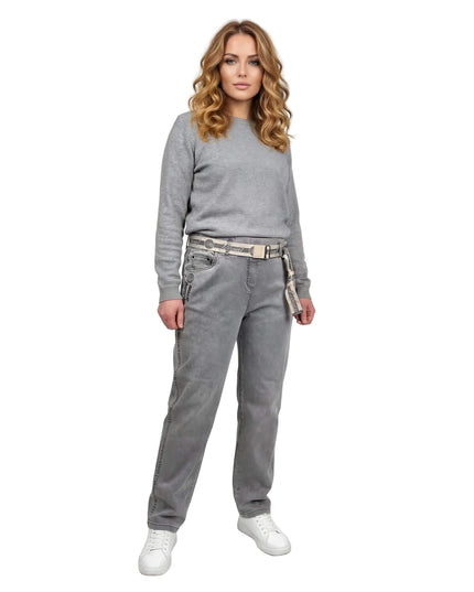 Γκρι καθημερινό τζιν παντελόνι μεγάλα μεγέθη σε ίσια γραμμή, φορεμένο με τη διακοσμητική υφασμάτινη ζώνη. Ολόσωμη λήψη του μοντέλου.