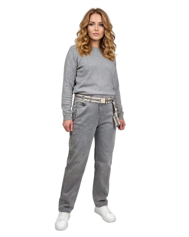 Γκρι καθημερινό τζιν παντελόνι μεγάλα μεγέθη σε ίσια γραμμή, φορεμένο με τη διακοσμητική υφασμάτινη ζώνη. Ολόσωμη λήψη του μοντέλου.
