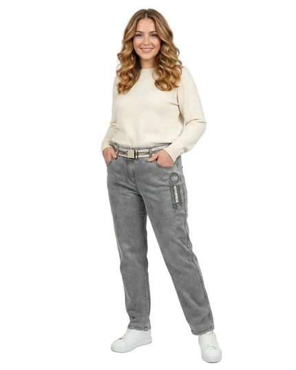 Γκρι καθημερινό τζιν παντελόνι μεγάλα μεγέθη σε ίσια γραμμή, με υφασμάτινη ζώνη και διακοσμητικά στοιχεία. Ολόσωμη λήψη σε λευκό φόντο.