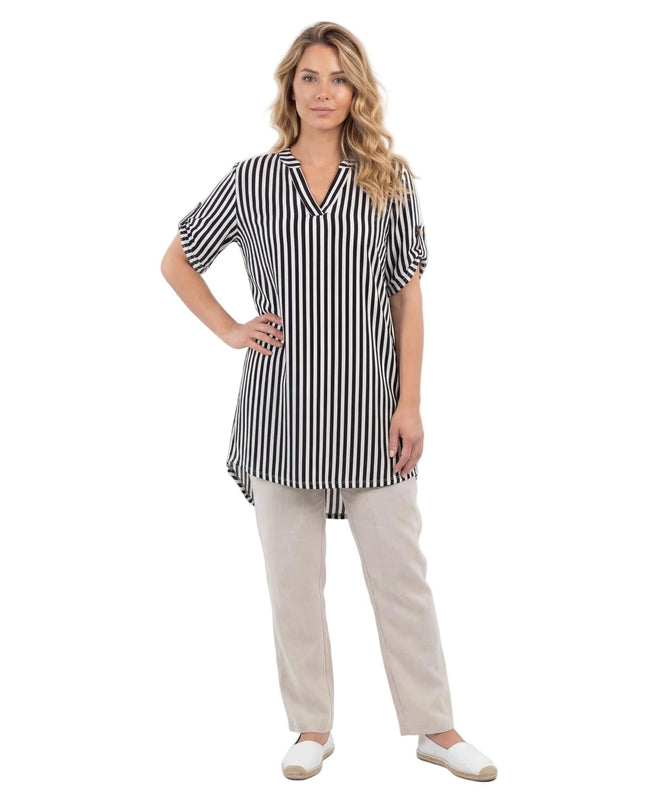 Ολόσωμη λήψη με γυναικεία μακριά ριγέ βαμβακερή τουνίκ σε μεγάλα μεγέθη. Διαθέτει V-λαιμόκοψη και κοντά μανίκια.
