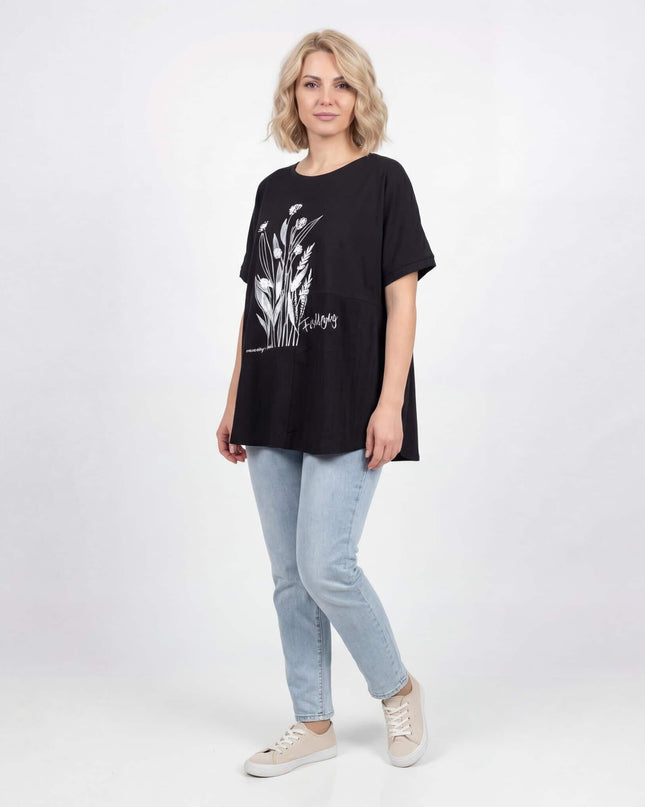 Ολόσωμη λήψη γυναικείας μαύρης καλοκαιρινής τουνίκ plus size με λουλούδια και δαντέλα. Απεικονίζεται σε λευκό φόντο.