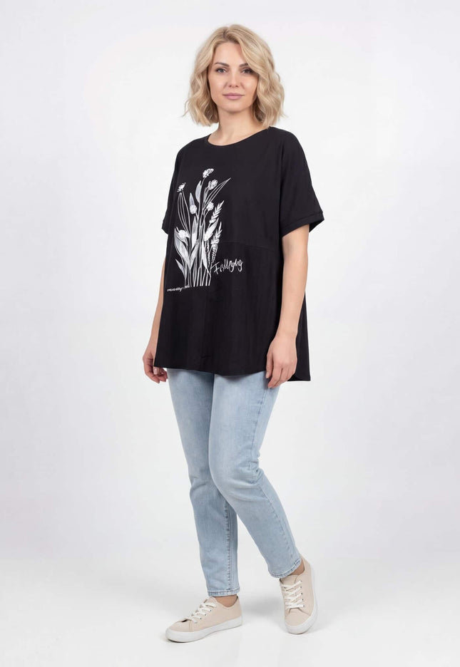 Ολόσωμη λήψη γυναικείας μαύρης καλοκαιρινής τουνίκ plus size με λουλούδια και δαντέλα. Απεικονίζεται σε λευκό φόντο.