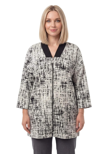 Μπροστινή όψη, γυναικεία μπεζ plus size ζακέτα με μαύρο αφηρημένο σχέδιο, μαύρο γιακά V και φερμουάρ, φορεμένη από μοντέλο σε λευκό φόντο.