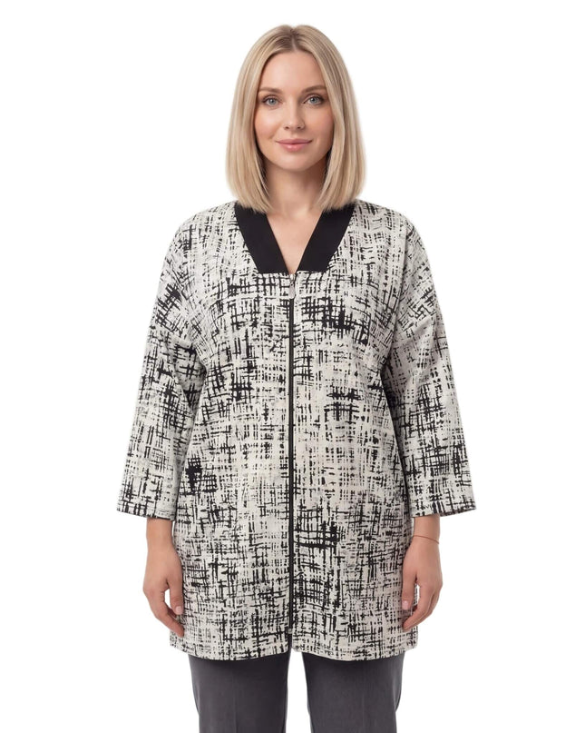 Μπροστινή όψη, γυναικεία μπεζ plus size ζακέτα με μαύρο αφηρημένο σχέδιο, μαύρο γιακά V και φερμουάρ, φορεμένη από μοντέλο σε λευκό φόντο.