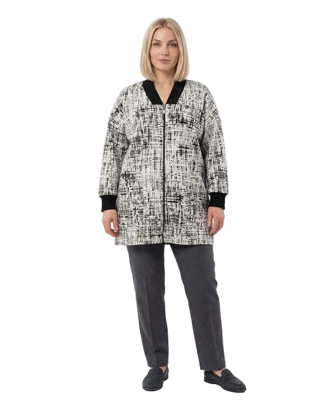 Ολόσωμη λήψη σε λευκό φόντο με μοντέλο να φοράει γυναικεία μπεζ plus size ζακέτα με φερμουάρ, αφηρημένο γεωμετρικό σχέδιο και μαύρο ριμπ γιακά.