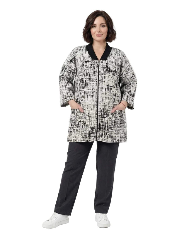 Ολόσωμη λήψη σε λευκό φόντο: γυναικεία plus size ζακέτα σε μπεζ απόχρωση με αφηρημένο μαύρο σχέδιο, φερμουάρ και πρακτικές τσέπες.