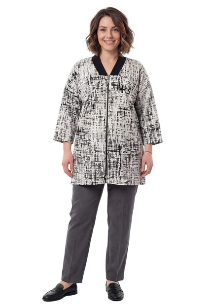 Ολόσωμη λήψη σε λευκό φόντο, με τη γυναικεία plus size μπεζ ζακέτα με αφηρημένο σχέδιο, φερμουάρ και μαύρο V-γιακά.