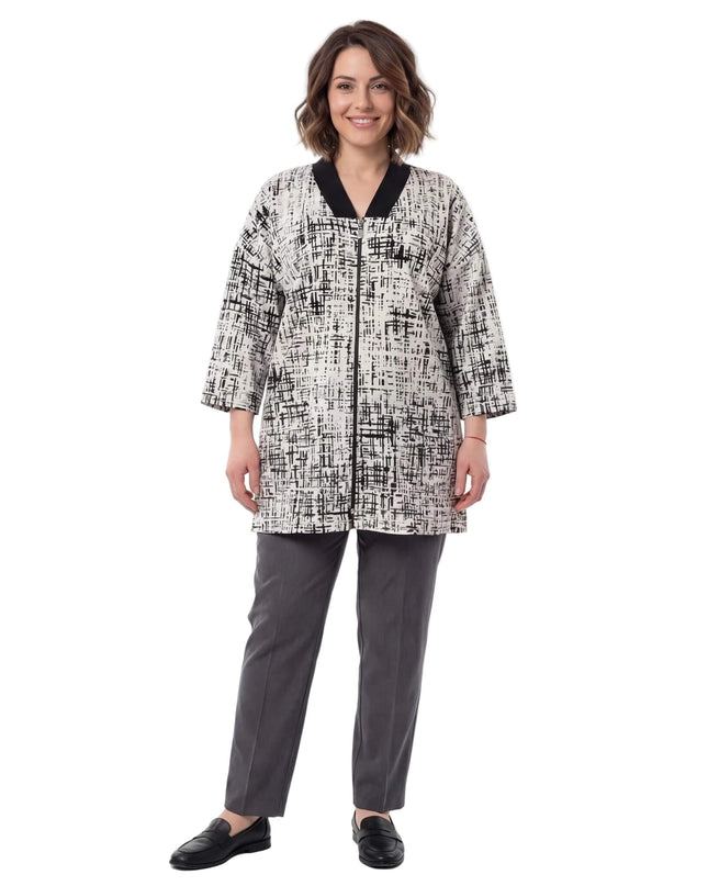 Ολόσωμη λήψη σε λευκό φόντο, με τη γυναικεία plus size μπεζ ζακέτα με αφηρημένο σχέδιο, φερμουάρ και μαύρο V-γιακά.