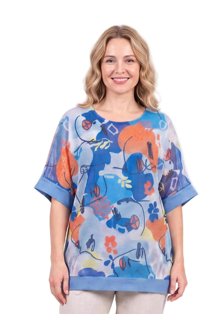 Μπροστινή όψη της γυναικείας μπλε τουνίκ plus size, με χρωματιστό αφηρημένο σχέδιο, διχτυωτή υφή και άνετα μανίκια νυχτερίδα.