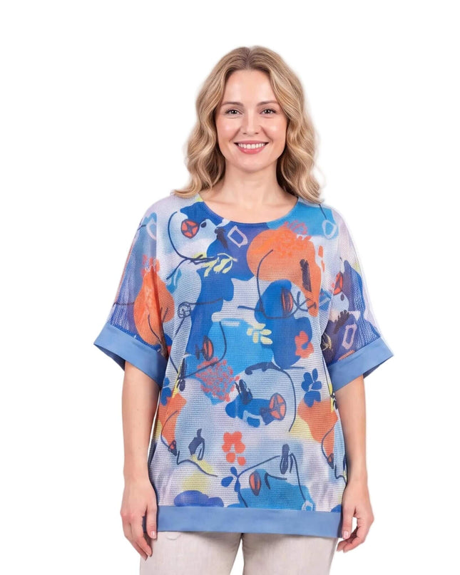 Μπροστινή όψη της γυναικείας μπλε τουνίκ plus size, με χρωματιστό αφηρημένο σχέδιο, διχτυωτή υφή και άνετα μανίκια νυχτερίδα.