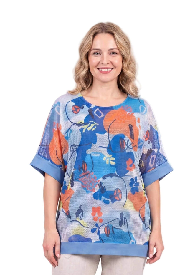 Μπροστινή όψη της γυναικείας μπλε τουνίκ plus size, με χρωματιστό αφηρημένο σχέδιο, διχτυωτή υφή και άνετα μανίκια νυχτερίδα.