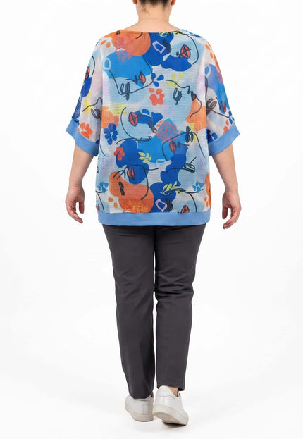 Πίσω όψη γυναικείας μπλε τουνίκ plus size. Ξεχωρίζει το χρωματιστό σχέδιο στο αέρινο ύφασμα και το μπλε λάστιχο στο τελείωμα, σε λευκό φόντο.