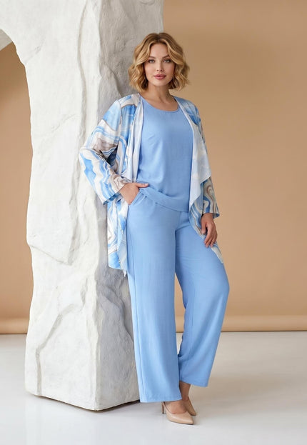 Γυναικείο αμπιγιέ σετ τριών τεμαχίων plus size σε γαλάζιο χρώμα. Ολόσωμη λήψη που αναδεικνύει την παντελόνα και το ριχτό πανωφόρι με μαρμάρινο μοτίβο.