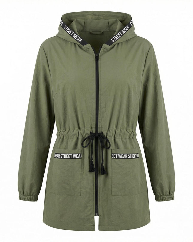 Γυναικείο αντιανεμικό χακί μεγάλα μεγέθη με κουκούλα και κορδόνια στη μέση. Ολόσωμη λήψη που δείχνει το φερμουάρ και τις τσέπες με την επιγραφή Street Wear.