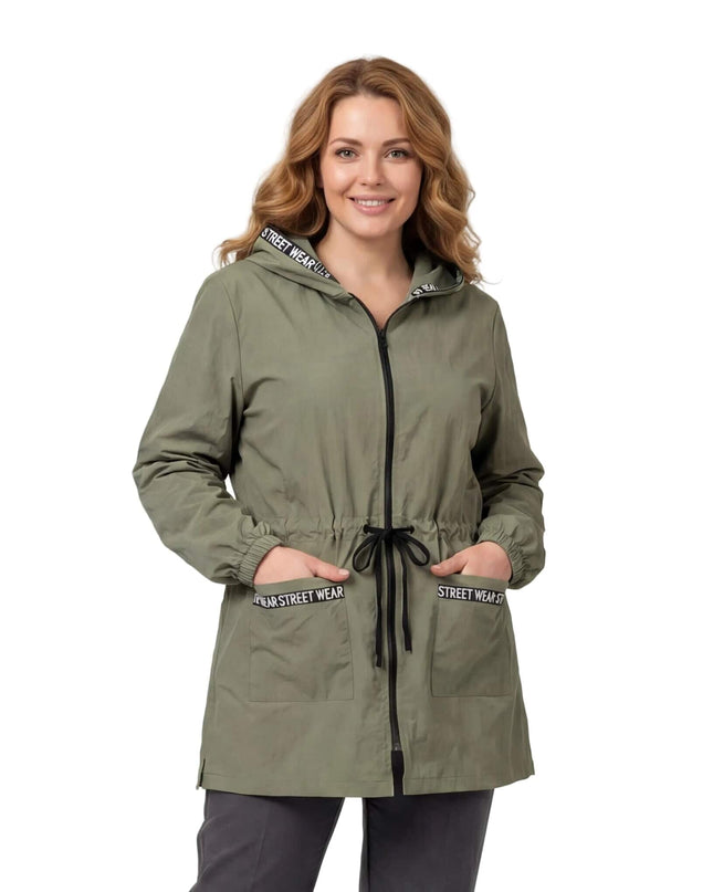 Γυναικείο αντιανεμικό χακί μεγάλα μεγέθη με κουκούλα, τσέπες και ρυθμιζόμενο κορδόνι στη μέση, σε ολόσωμη μπροστινή λήψη με λευκό φόντο.