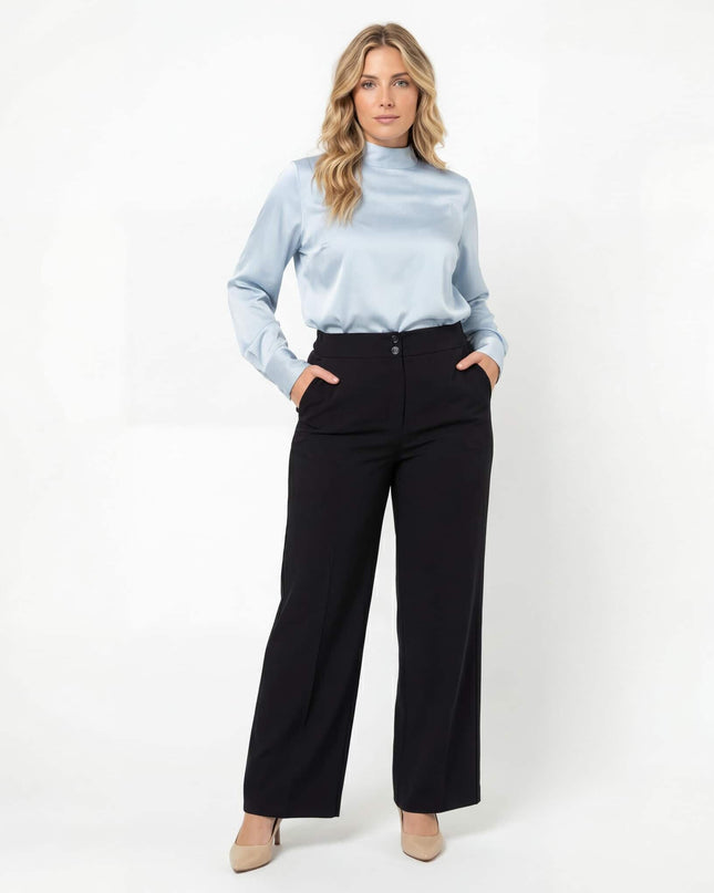 Ολόσωμη λήψη: Γυναικείο επίσημο μαύρο παντελόνι plus size σε ίσια γραμμή με πλαϊνές τσέπες και δύο κουμπιά. Απαλό, ελαστικό ματ ύφασμα σε λευκό φόντο.