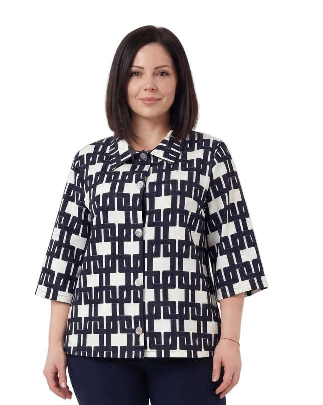 Γυναικείο επίσημο πουκάμισο σε μεγάλα μεγέθη, με γεωμετρικό μοτίβο, κουμπιά και φαρδιά μανίκια. Μπροστινή όψη φορεμένο από μοντέλο.