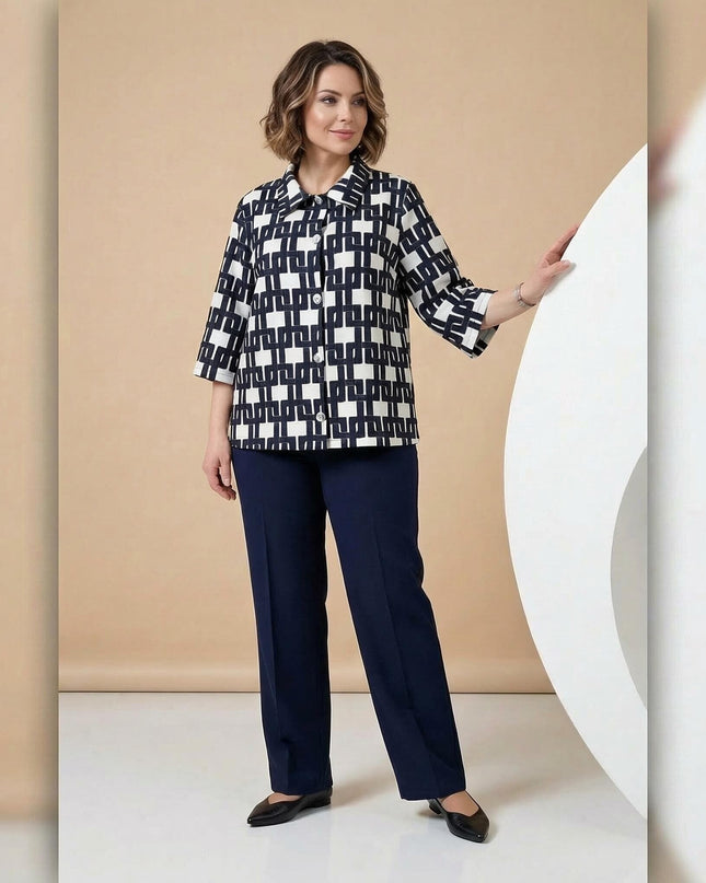 Ολόσωμη λήψη: γυναικείο επίσημο λευκό εβαζέ πουκάμισο σε μεγάλα μεγέθη, με εντυπωσιακό ασπρόμαυρο γεωμετρικό μοτίβο και άνετα μανίκια 7/8.