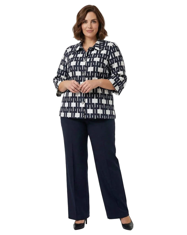 Ολόσωμη λήψη μπροστά σε λευκό φόντο, γυναικείο εβαζέ πουκάμισο σε μεγάλα μεγέθη με μπλε γεωμετρικό μοτίβο σε λευκή βάση και μανίκια 7/8.