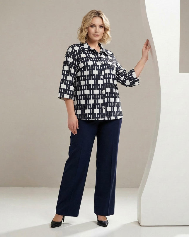 Ολόσωμη λήψη: Γυναικείο εβαζέ πουκάμισο σε μεγάλα μεγέθη, με εντυπωσιακό ασπρόμαυρο γεωμετρικό σχέδιο, κουμπιά μπροστά και μανίκια 7/8.