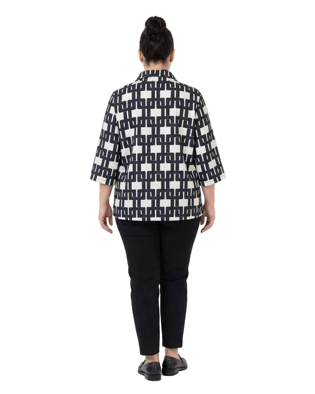 Πίσω όψη: γυναικείο επίσημο εβαζέ πουκάμισο σε μεγάλα μεγέθη, διακοσμημένο με έντονο ασπρόμαυρο γεωμετρικό μοτίβο και μανίκια 3/4.