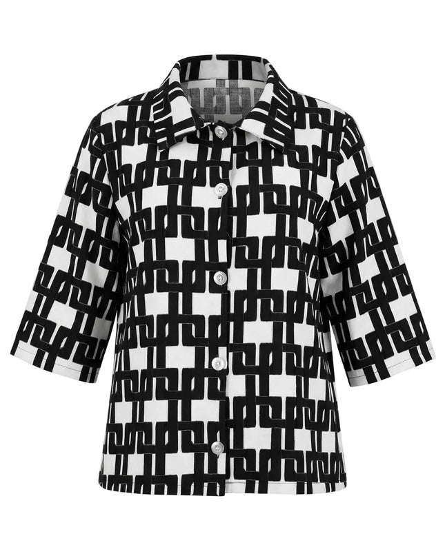 Γυναικείο εβαζέ πουκάμισο σε μεγάλα μεγέθη, με εντυπωσιακό ασπρόμαυρο γεωμετρικό μοτίβο και κουμπιά. Μπροστινή όψη σε λευκό φόντο.