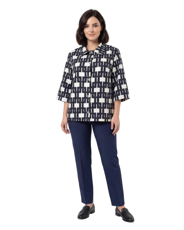 Ολόσωμη λήψη με γυναικείο εβαζέ πουκάμισο σε μεγάλα μεγέθη. Ξεχωρίζει το ασπρόμαυρο γεωμετρικό μοτίβο, ο κλασικός γιακάς και τα μανίκια 7/8.