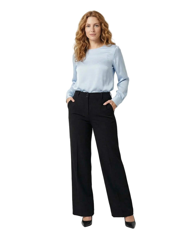 Ολόσωμη λήψη: Γυναικείο επίσημο μαύρο παντελόνι ίσια γραμμή, φορεμένο από μοντέλο σε λευκό φόντο.