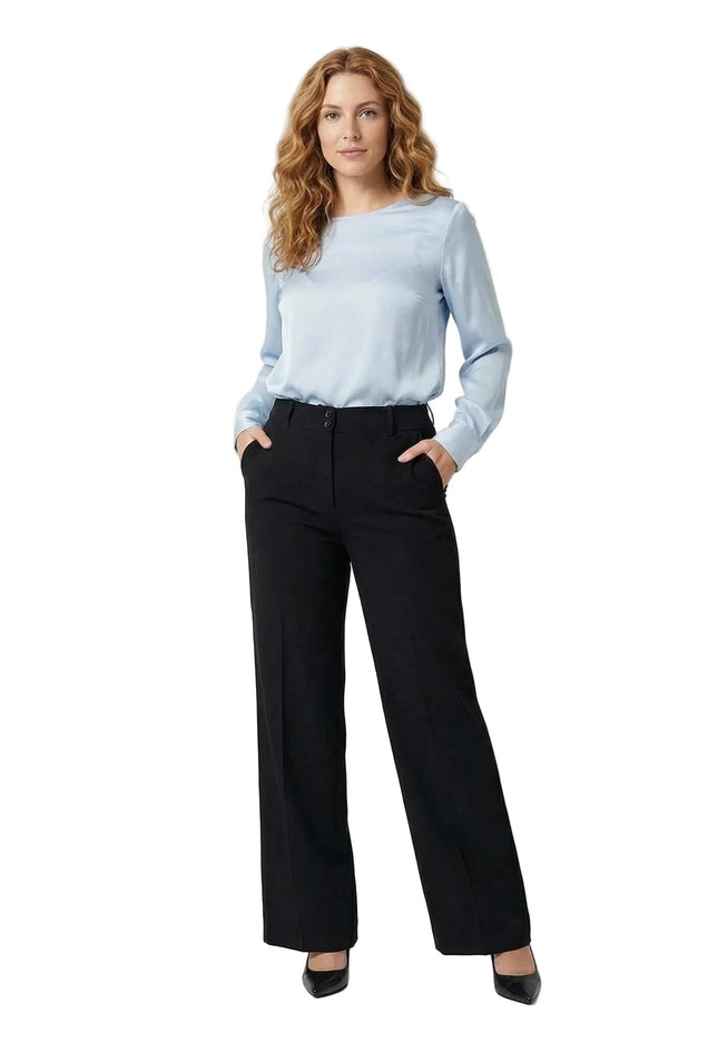 Ολόσωμη λήψη: Γυναικείο επίσημο μαύρο παντελόνι ίσια γραμμή, φορεμένο από μοντέλο σε λευκό φόντο.