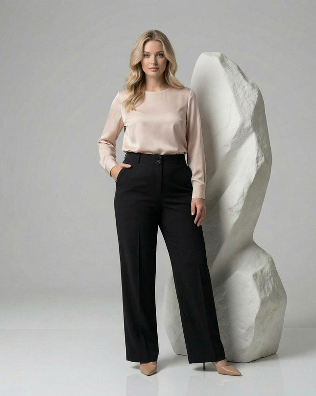 Ολόσωμη λήψη μοντέλου που φοράει γυναικείο επίσημο μαύρο παντελόνι plus size σε ίσια γραμμή, με ψηλή μέση και εμφανή κουμπιά.