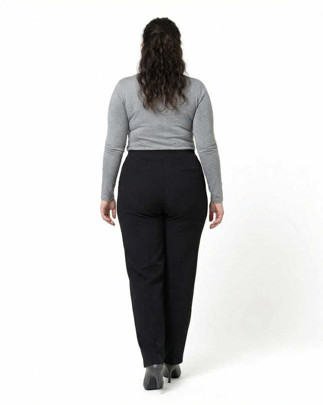 Γυναικείο επίσημο μαύρο παντελόνι σε ίσια γραμμή για μεγάλα μεγέθη. Πίσω όψη στο μοντέλο που αναδεικνύει την άψογη εφαρμογή του ρούχου.