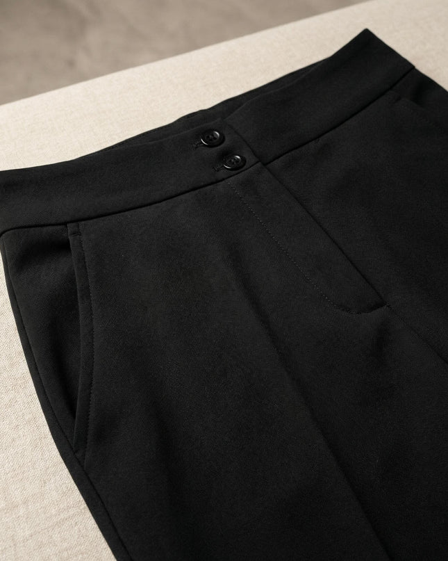 Κοντινή λεπτομέρεια στη μέση από γυναικείο επίσημο μαύρο παντελόνι plus size. Διακρίνονται τα δύο κουμπιά κλεισίματος και η πλαϊνή τσέπη.