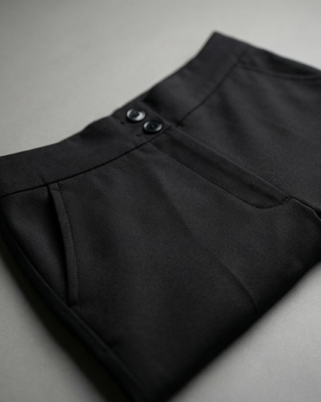 Κοντινή λεπτομέρεια σε γυναικείο επίσημο μαύρο παντελόνι plus size. Διακρίνεται η μέση με τα δύο κουμπιά και η πλαϊνή τσέπη.