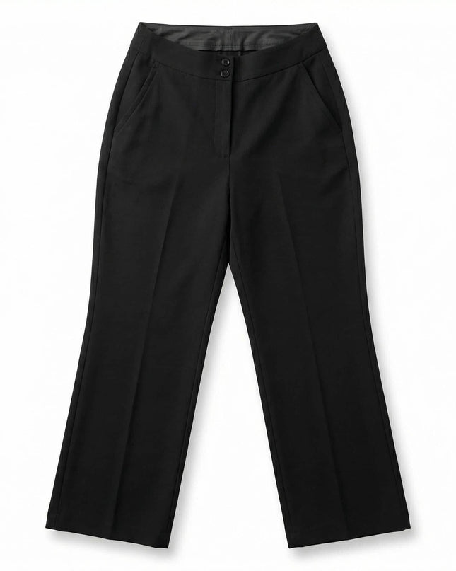 Μπροστινή όψη από γυναικείο επίσημο μαύρο παντελόνι σε ίσια γραμμή plus size, φωτογραφημένο σε λευκό φόντο. Διακρίνονται τα κουμπιά και οι τσέπες.