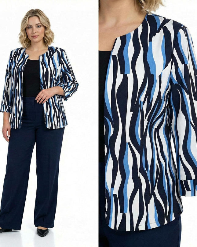 Γυναικείο επίσημο σακάκι σε μεγάλα μεγέθη, με εντυπωσιακά λευκά, μπλε και μαύρα μοτίβα. Ολόσωμη λήψη που παρουσιάζει την εφαρμογή και το ύφασμα από κοντά.