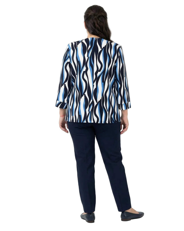 Γυναικείο επίσημο σακάκι σε μεγάλα μεγέθη, λευκό με μπλε και μαύρα μοτίβα. Πίσω όψη της εφαρμογής σε λευκό φόντο.