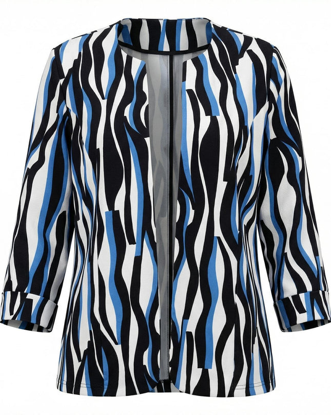 Γυναικείο επίσημο σακάκι μεγάλα μεγέθη σε λευκό με μπλε και μαύρα μοτίβα, με ανοιχτό μπροστινό μέρος. Λήψη σε λευκό φόντο.