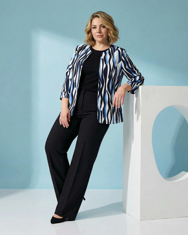 Ολόσωμη λήψη γυναικείου επίσημου σακακιού σε μεγάλα μεγέθη, λευκό με μπλε και μαύρα αφηρημένα μοτίβα.