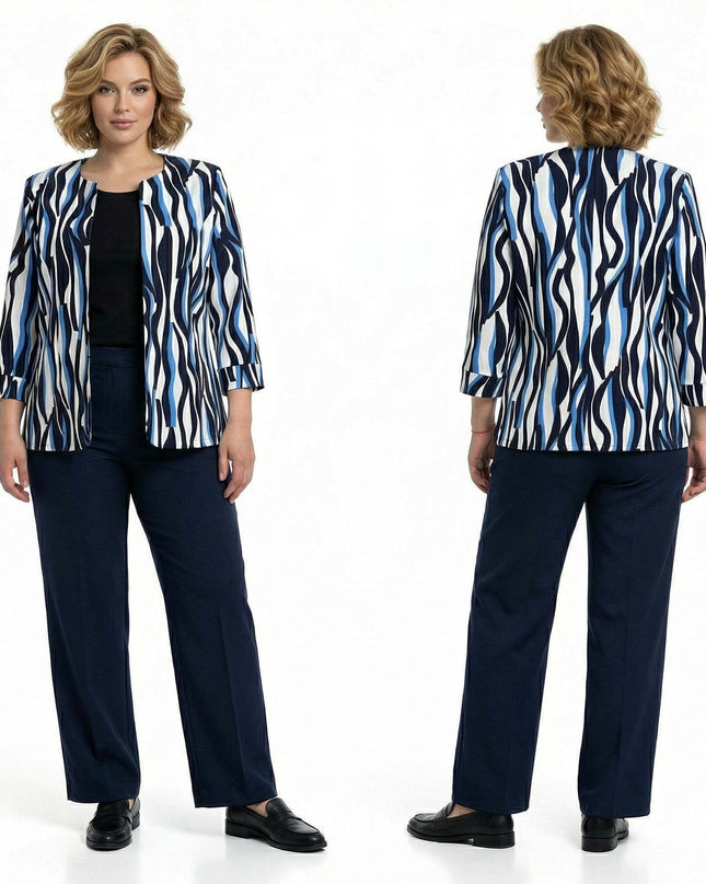 Γυναικείο επίσημο σακάκι σε μεγάλα μεγέθη, λευκό με μπλε και μαύρα μοτίβα. Ολόσωμη λήψη μπροστά και πίσω σε λευκό φόντο.