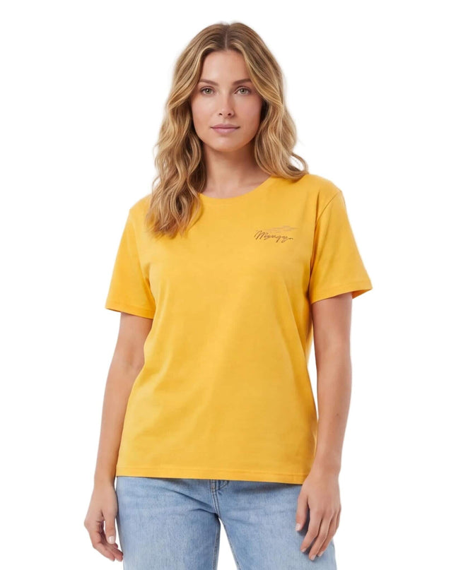 Γυναικείο κίτρινο βαμβακερό t-shirt μεγάλα μεγέθη, με κοντά μανίκια, στρογγυλή λαιμόκοψη και σχέδιο στο στήθος. Λήψη μέχρι τη μέση.