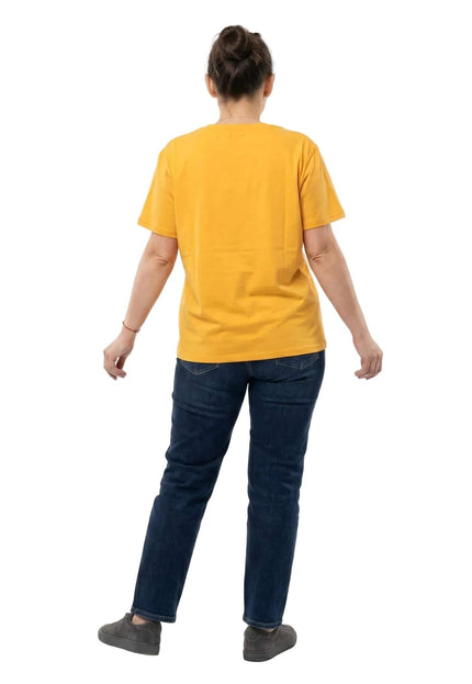 Ολόσωμη πίσω όψη του κίτρινου βαμβακερού t-shirt σε ίσια γραμμή για μεγάλα μεγέθη, φωτογραφημένο σε λευκό φόντο.