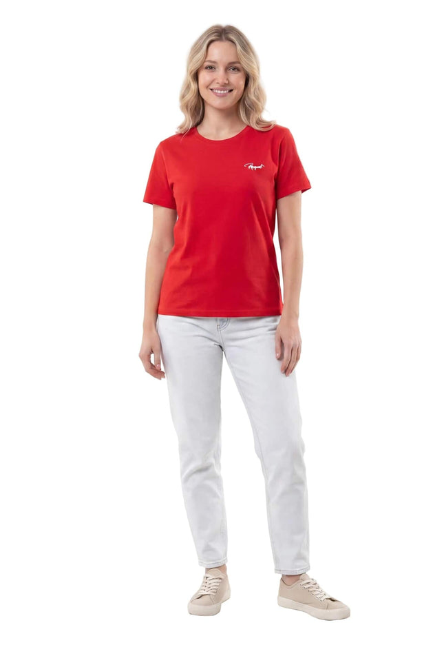 Ολόσωμη λήψη σε λευκό φόντο: γυναικείο κόκκινο t-shirt σε μεγάλα μεγέθη, με στρογγυλή λαιμόκοψη, κοντά μανίκια και μικρό λογότυπο στο στήθος.